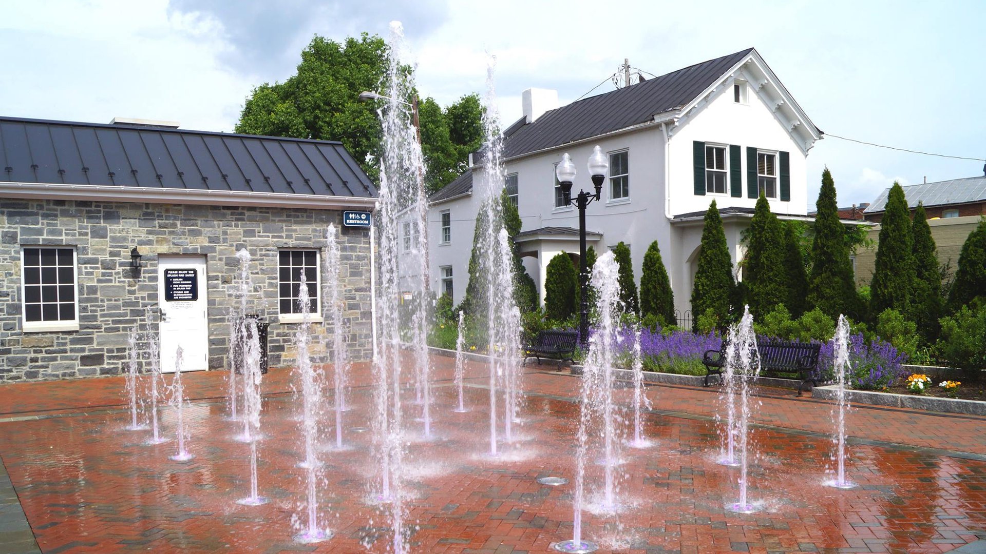 Happyly Winchester Old Town Splash Pad
